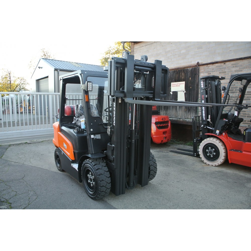 Doosan G30NXP Treibgasgabelstapler Triplex 4.710mm 4 Ventile