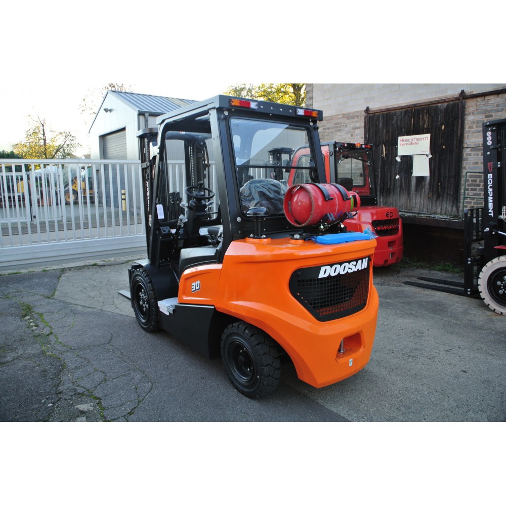 Doosan G30NXP Treibgasgabelstapler Triplex 4.710mm 4 Ventile